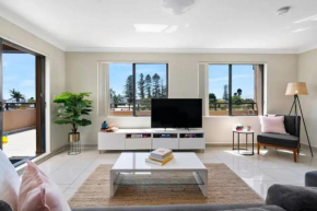 Seaside Penthouse - Luxury 3 Bedroom , 3 bathroom Apartment